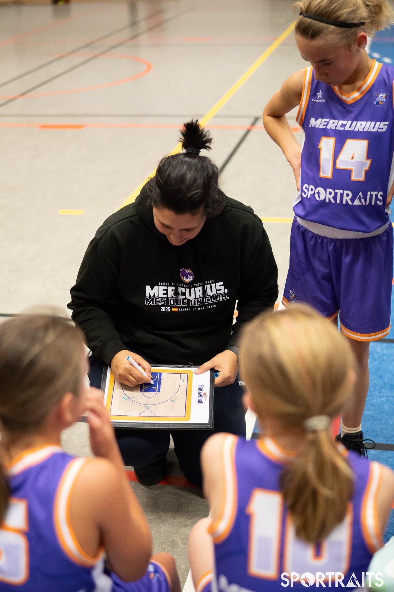 Coach Anita geeft tactische uitleg